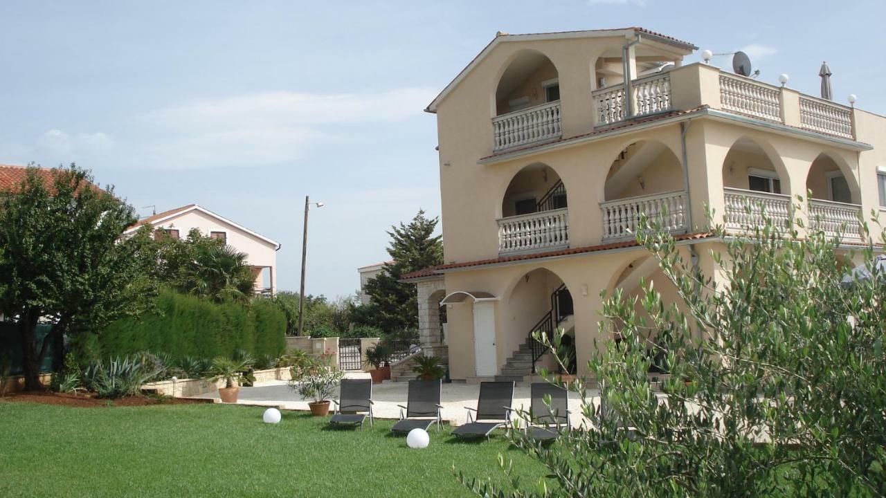 Villa Meli - Apartments Mit Meerblick Medulin Exterior photo