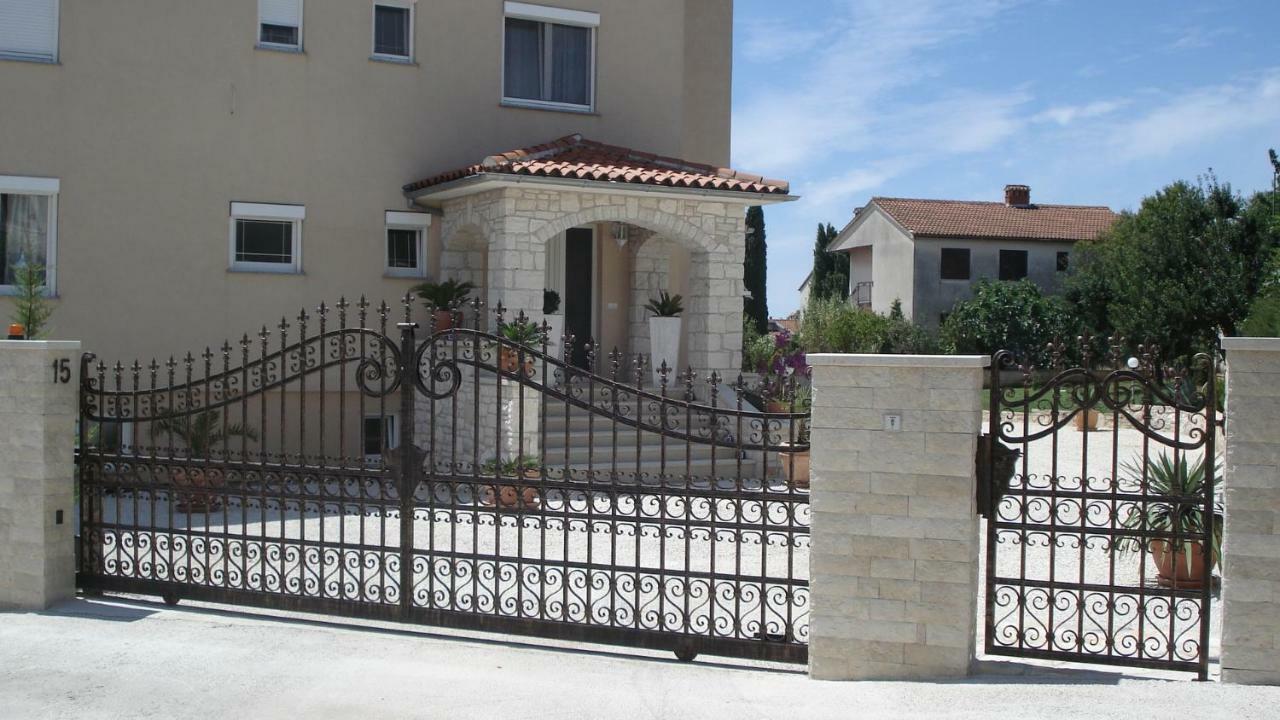 Villa Meli - Apartments Mit Meerblick Medulin Exterior photo