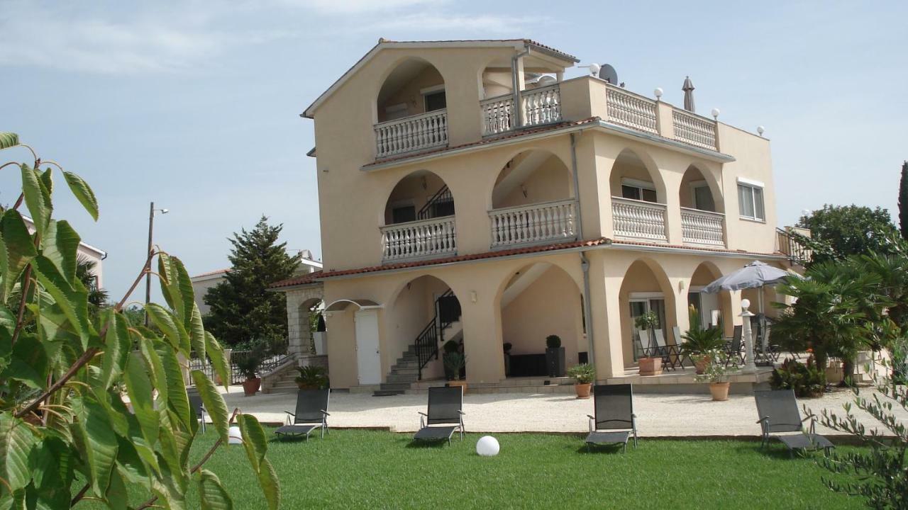 Villa Meli - Apartments Mit Meerblick Medulin Exterior photo